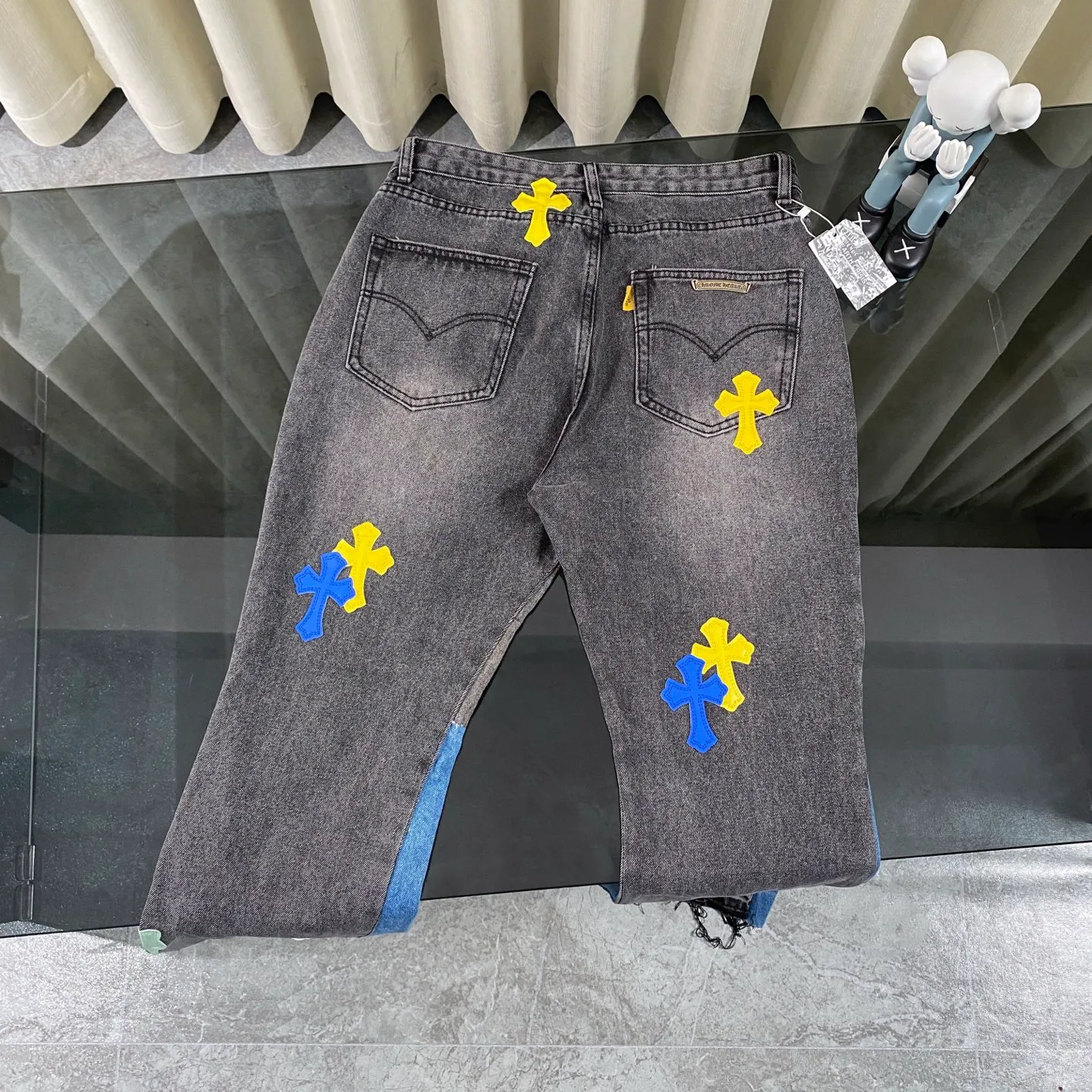 P270 CH Chromehearts colorful stitched cross patch leather retro hand-painted splash-ink jeans, counter price 34W level, patch cross flower embellishment, washed jeans! ! An absolutely high-end luxury product, a 1.9W-level god-level single product, a super popular product, made by top heavy industry, a magic weapon that cannot be missed! [About Zangyin] This is an extremely luxurious fashion brand that can also be called the aristocracy of the high street. It has always been an exclusive brand for some hipsters or rich second generations. Compared with ordinary high streets, it is more luxurious and noble. Compared with luxury brands, it is more fashionable and individual. It has always been a brand that I have a special liking for. [Top heavy industry fashion design] Consistently high-street luxury style. Speaking of this style, the Zangyin family and GU family are definitely the leading representative brands. Especially the Zangyin family has really achieved a state-of-the-art effect in creating high-street style. The unique washed material is used to create this style. The color system is already quite eye-catching. After it is decorated with patchwork cross flowers, it cleverly highlights the charm of the brand. Secondly, this style uses classic The high-waist cutting design highlights the long legs and fashionable temperament of the upper body. The brand is highly recognizable and the slim fit configuration is more suitable for daily wear. It is a product that interprets personality, fashion, and specifications at a glance. This single product is enough to make any fan excited. It can be a white T-shirt for a youthful college style, or a tight suspender for a royal style. It has strong matching ability and can be easily controlled by men.  [Materials and craftsmanship] Needless to say, this point goes without saying. As an excellent craftsman brand, Zangyin’s requirements for details and craftsmanship are really perfect. The washed color of this model has gone through so many processes, not to mention the embellishment of denim appliques. It is also purely hand-made and sewn. Just like what they believe in, only hand-made things have soul and have the meaning of wear. A top-notch heavy-duty fashionable denim item, I look forward to your perfect interpretation! !  Color: black gray Size: 28-36